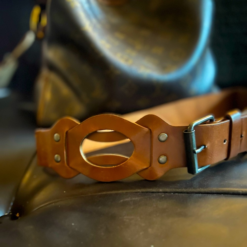 BCBG Leather Belt in Brown. Size small. Elastic in back of belt to give stretch.